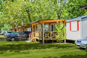 Balatontourist Camping Napfény - Mobilheimen mit Veranda im Grünen