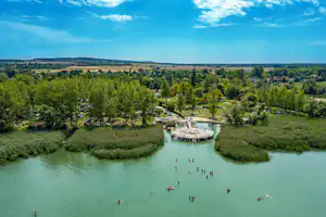 Balatontourist Camping Naturist Berény - Übersicht auf das gesamte Campingplatzgelände und den See