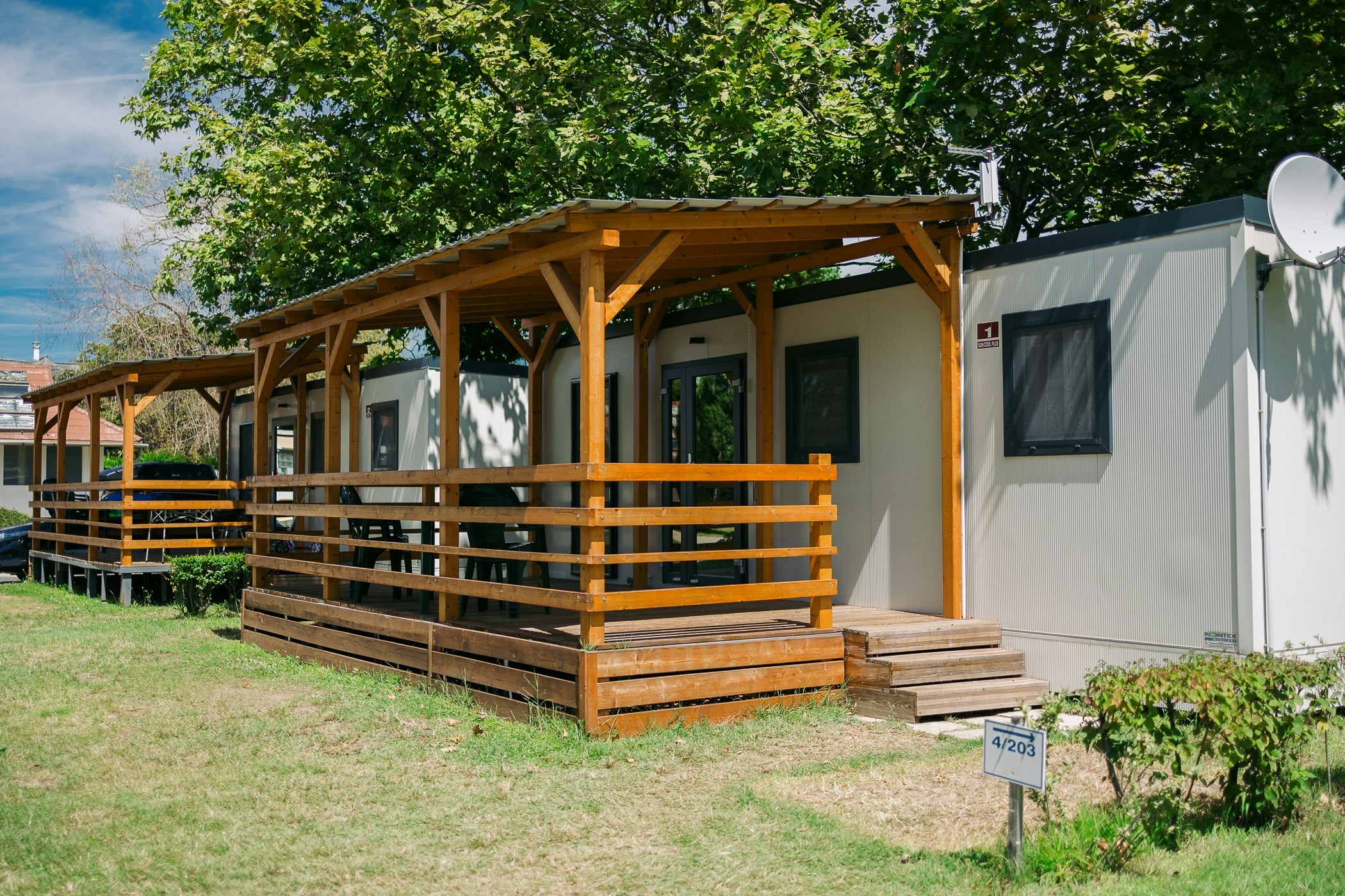Balatontourist Camping Strand-Holiday  - Mobilheime mit Terrasse auf dem Campingplatz