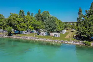 Balatontourist Camping Strand-Holiday - Campingplatz mit Stellplätzen im Schatten der Bäume und Meerblick