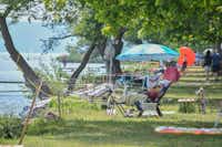 Balatontourist Camping Strand-Holiday - Gäste entspannen beim Angeln