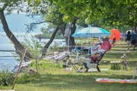 Balatontourist Camping Strand-Holiday - Gäste entspannen beim Angeln