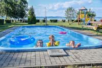 Balatontourist Camping & Bungalows Vadvirág - Kinder im Pool