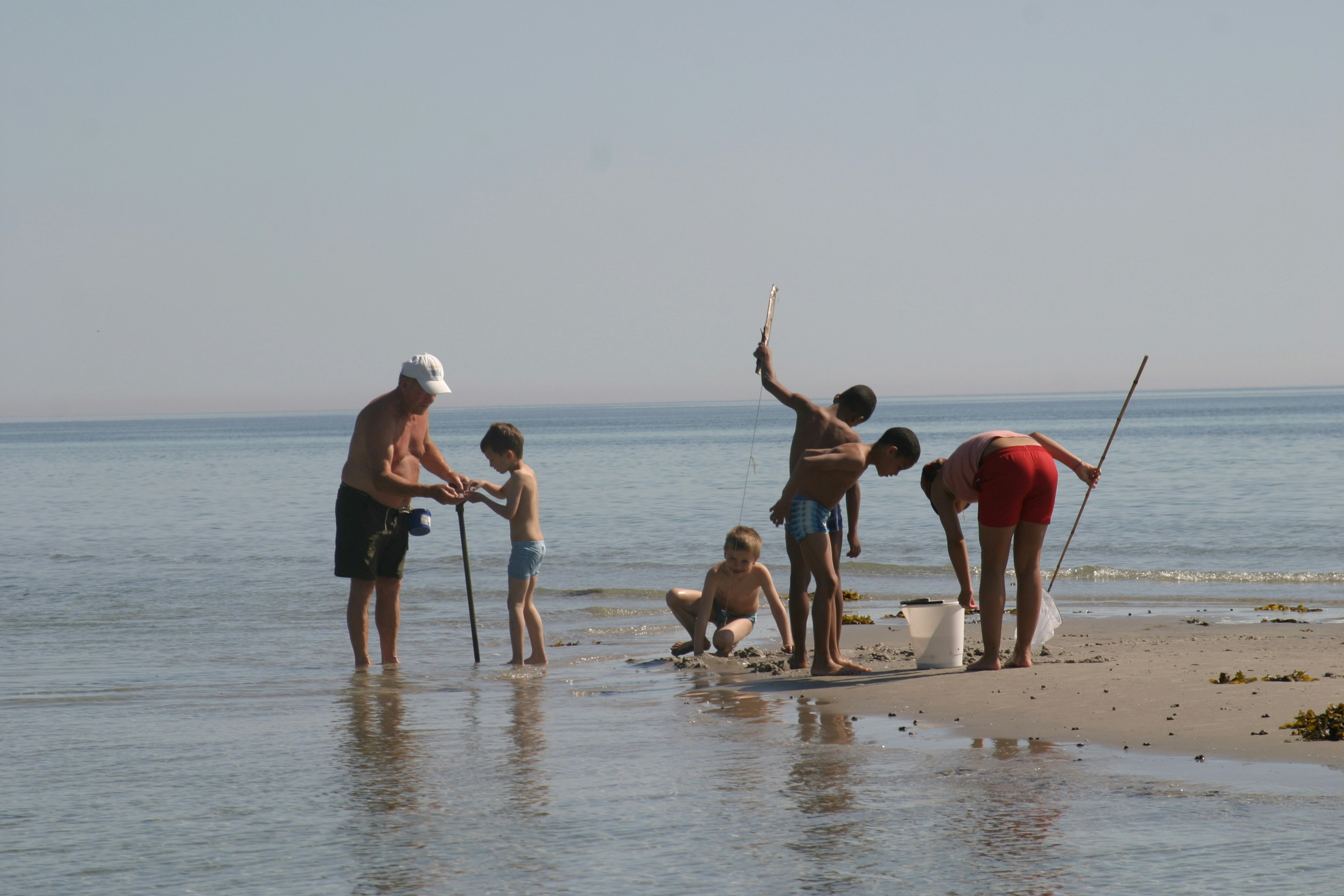 Ballen Strandcamping - Gäste am Badestrand vor dem Campingplatz
