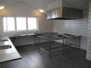 Ballen Strandcamping - Küche vor dem Campingplatz