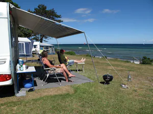 Ballen Strandcamping - Wohnwagenstellplatz am Meer auf dem Campingplatz