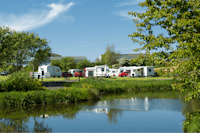 Ballyness Caravan Park - Stellplätze im Grünen am See auf dem Campingplatz