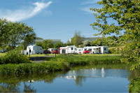 Ballyness Caravan Park - Stellplätze im Grünen am See auf dem Campingplatz