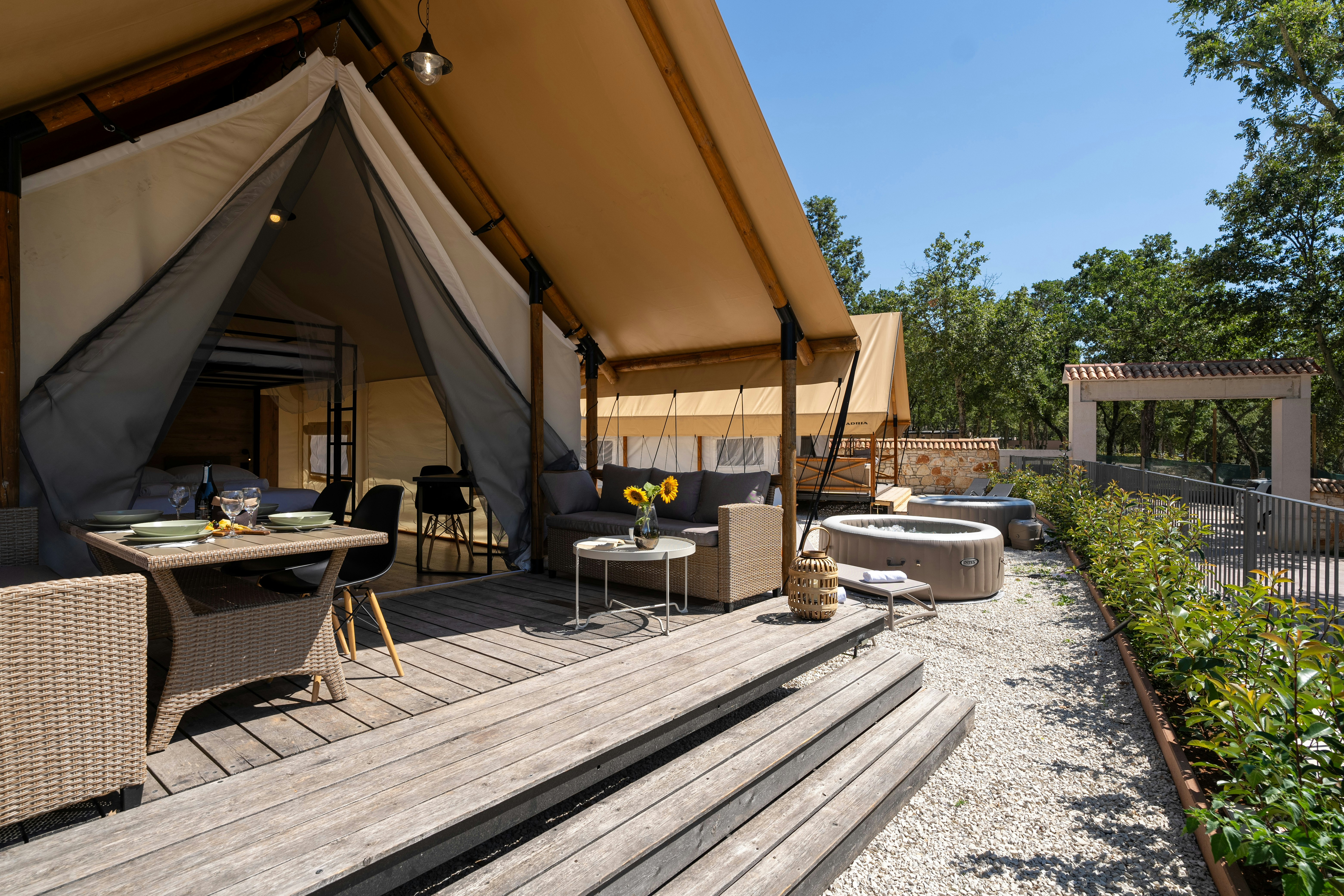 Banki Green Istrian Village - Glamping-Zelt mit Terrasse und eigenem Whirlpool auf dem Campingplatz
