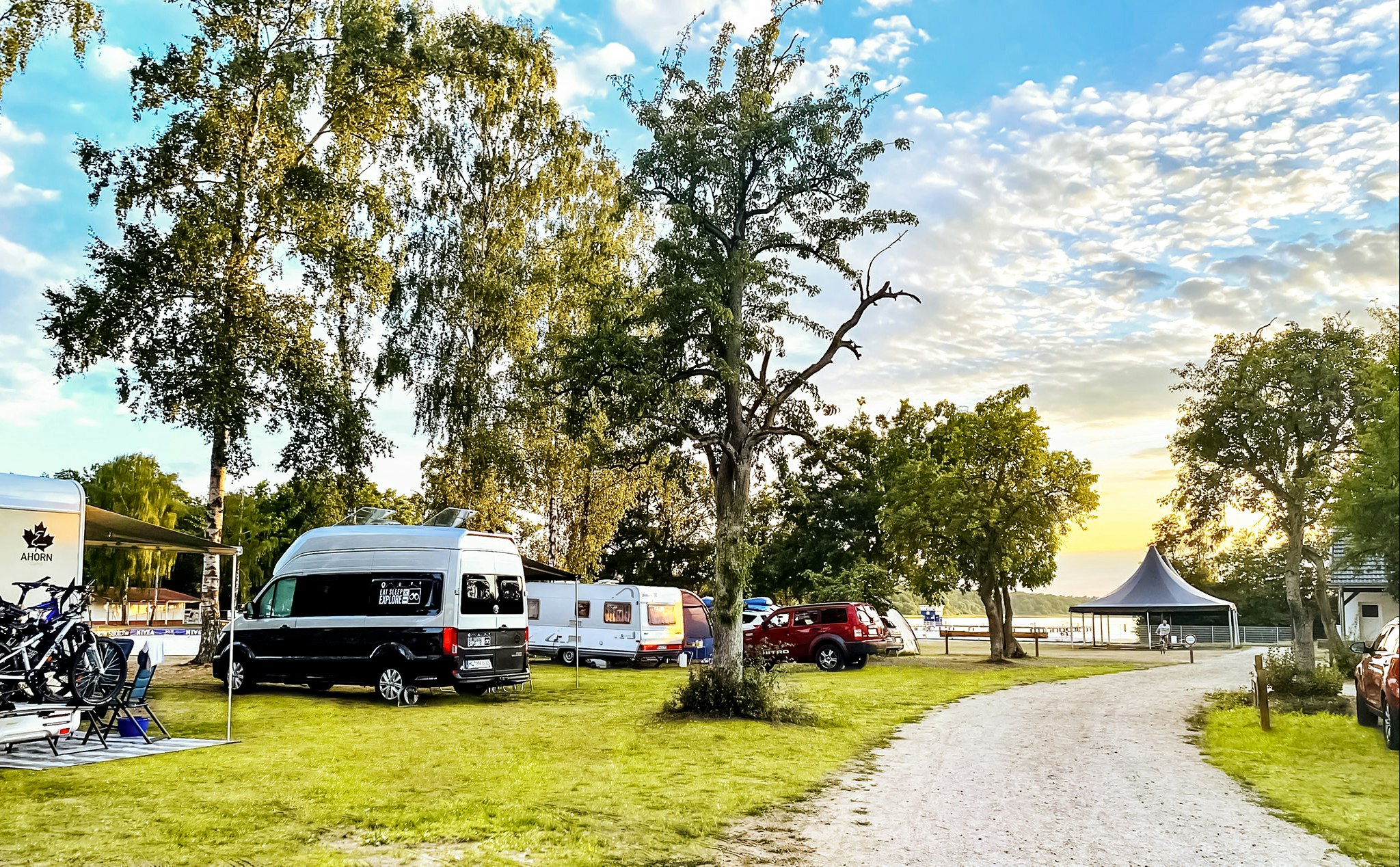 Barracuda Beach Camping am See - Komfortstellplätze mit Blick auf den See