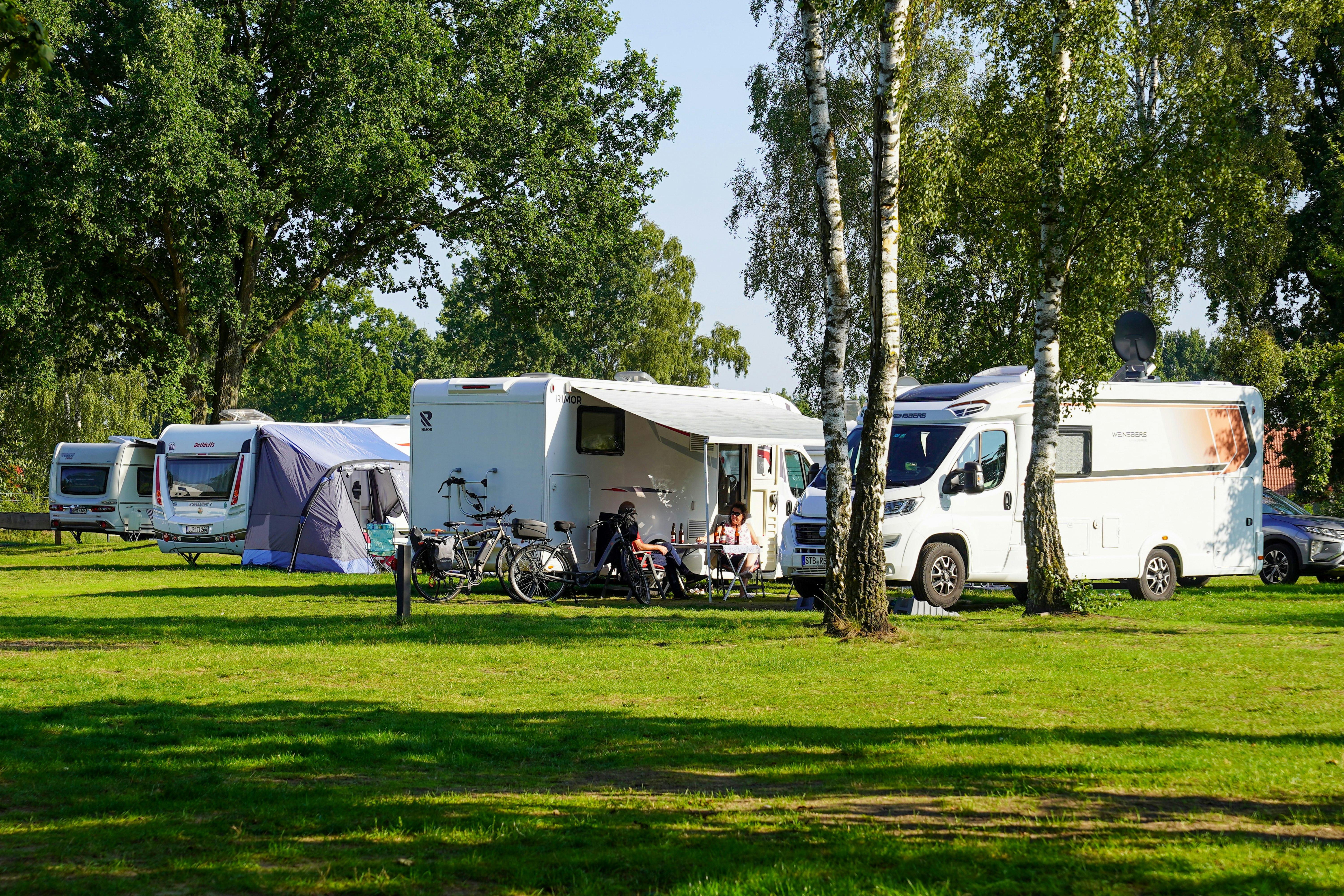Barracuda Beach Camping am See - Stellplätze im Grünen