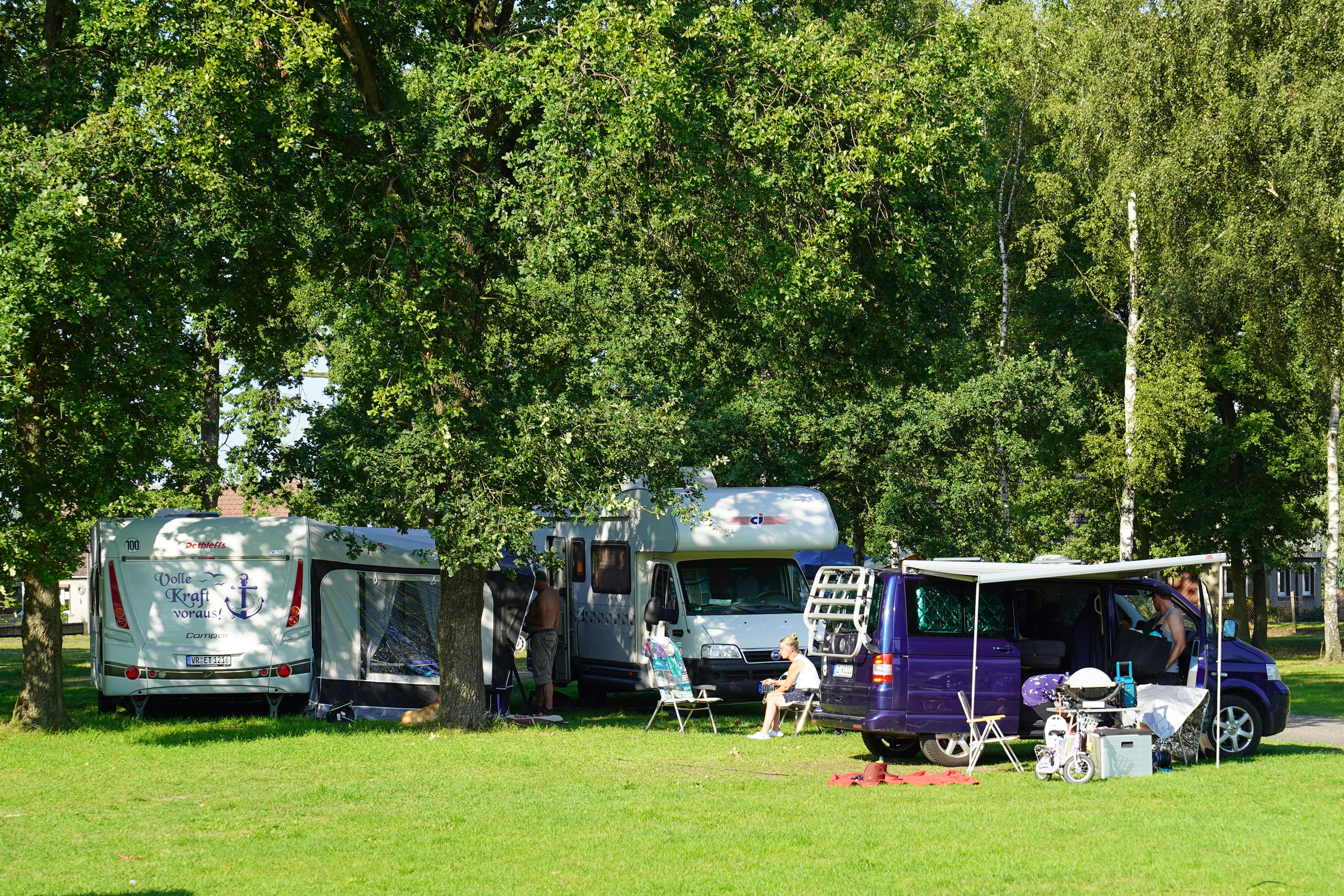 Barracuda Beach Camping am See - Stellplätze im Schatten der Bäume