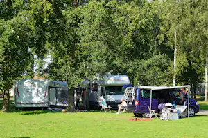 Barracuda Beach Camping am See - Stellplätze im Schatten der Bäume