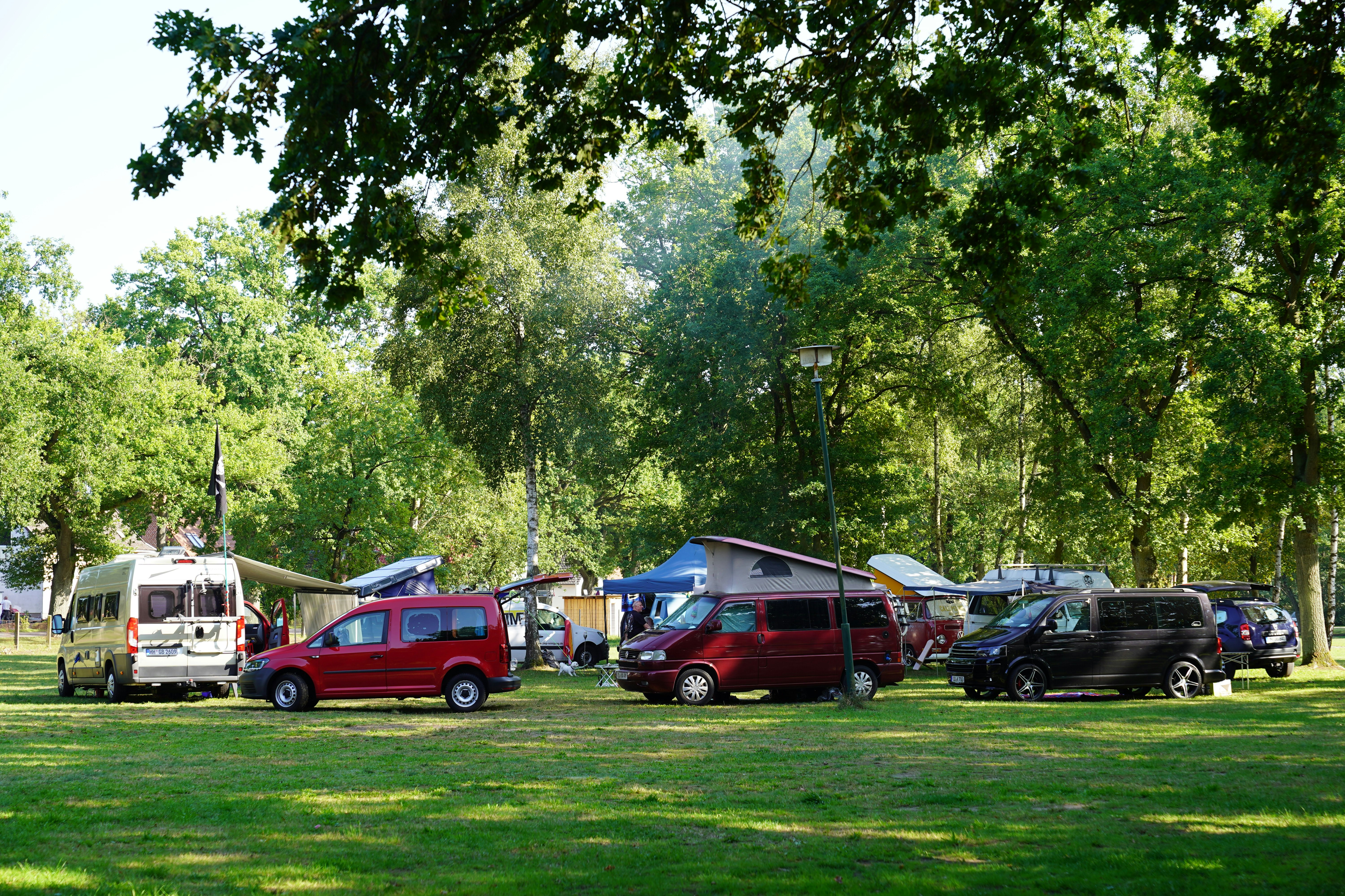 Barracuda Beach Camping am See - Stellplätze im Schatten der Bäume