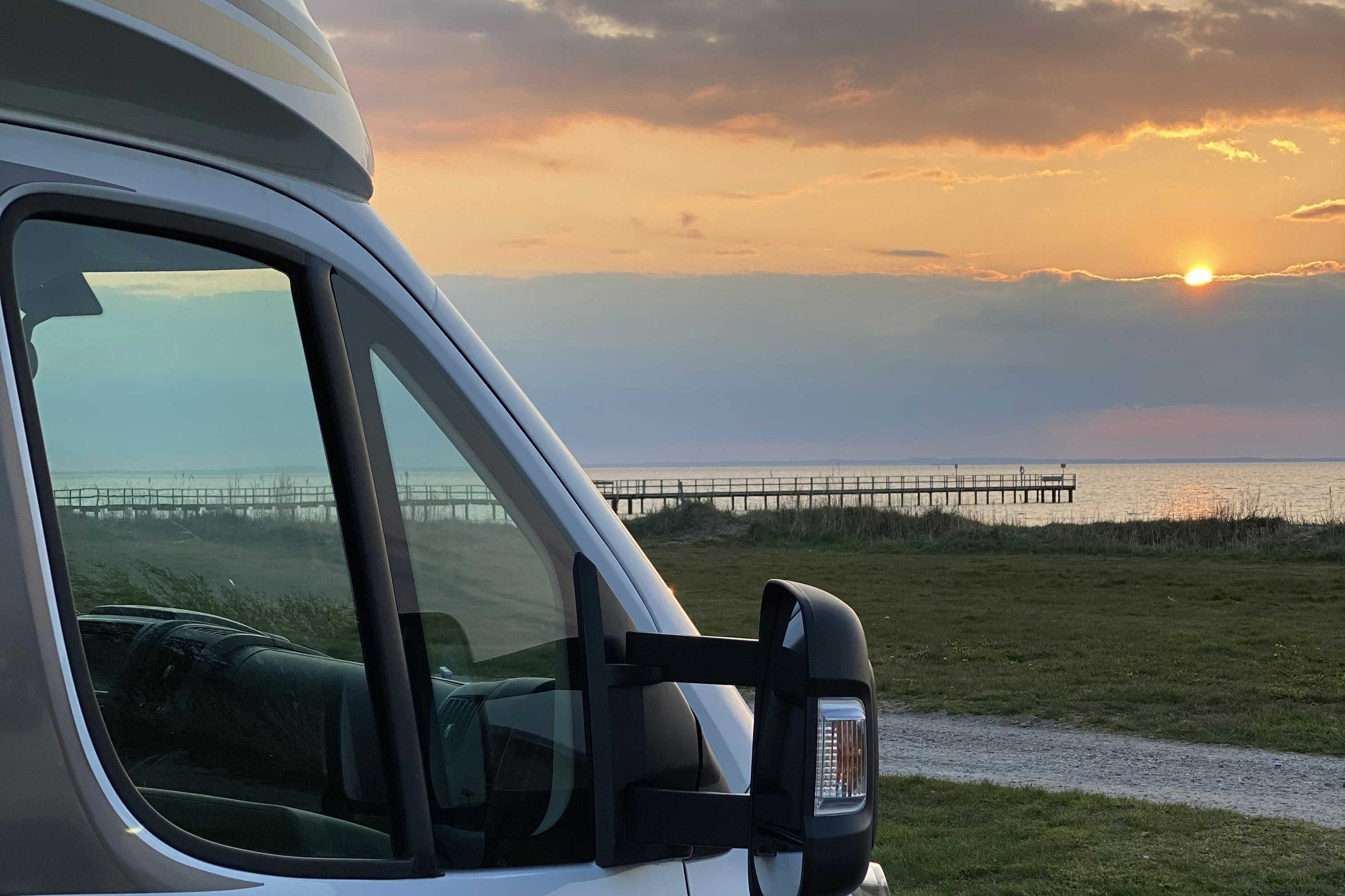 Barsebäckstrand Camping & Stugby - Blick auf den Sonnenuntergang über dem Meer von den Stellplätzen aus
