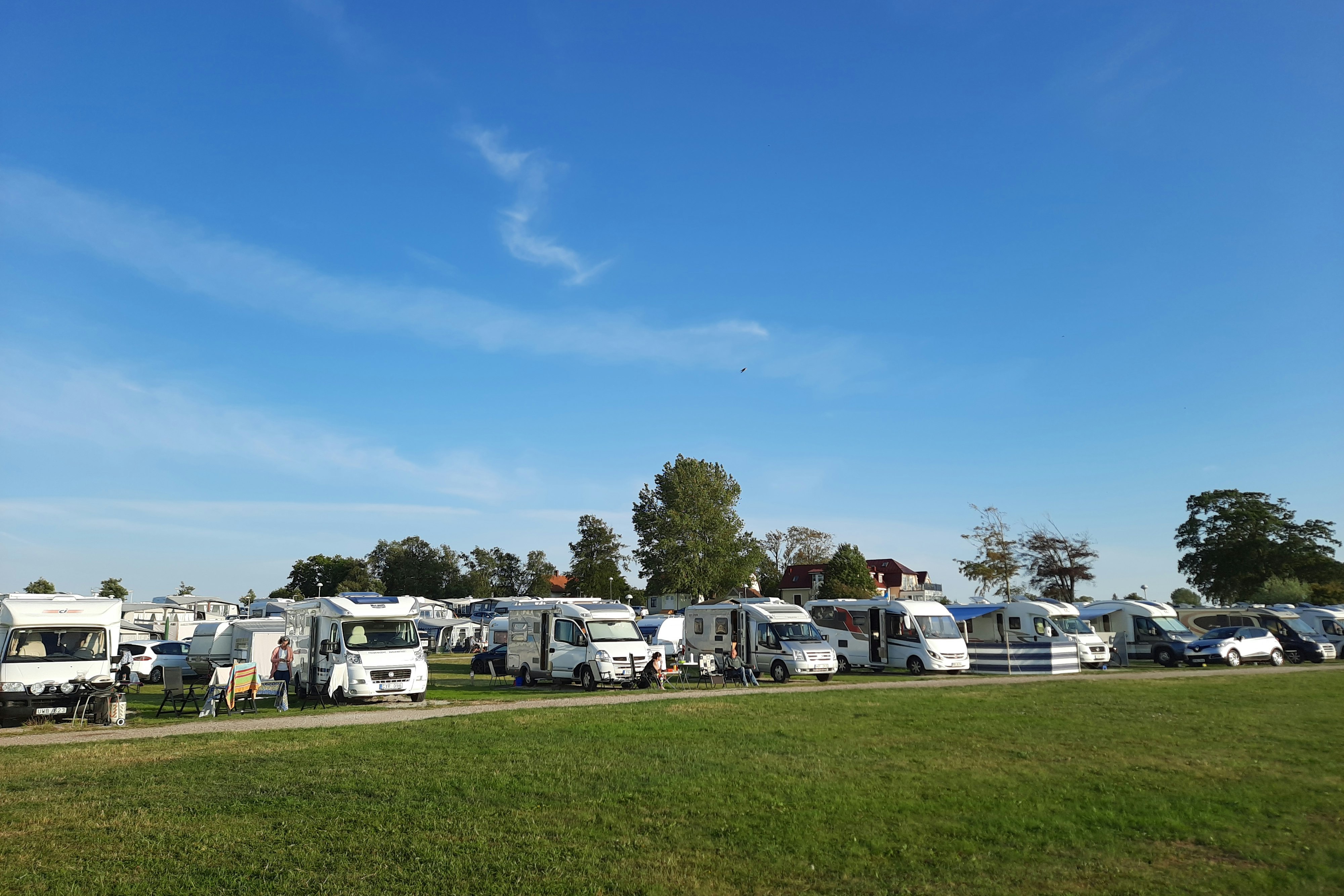 Barsebäckstrand Camping & Stugby - Wohnmobil un Wohnwagen auf dem Campingplatz in der Sonne