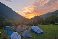 Base Camp 1070 - Blick auf die Zeltplatzwiese bei Sonnenuntergang