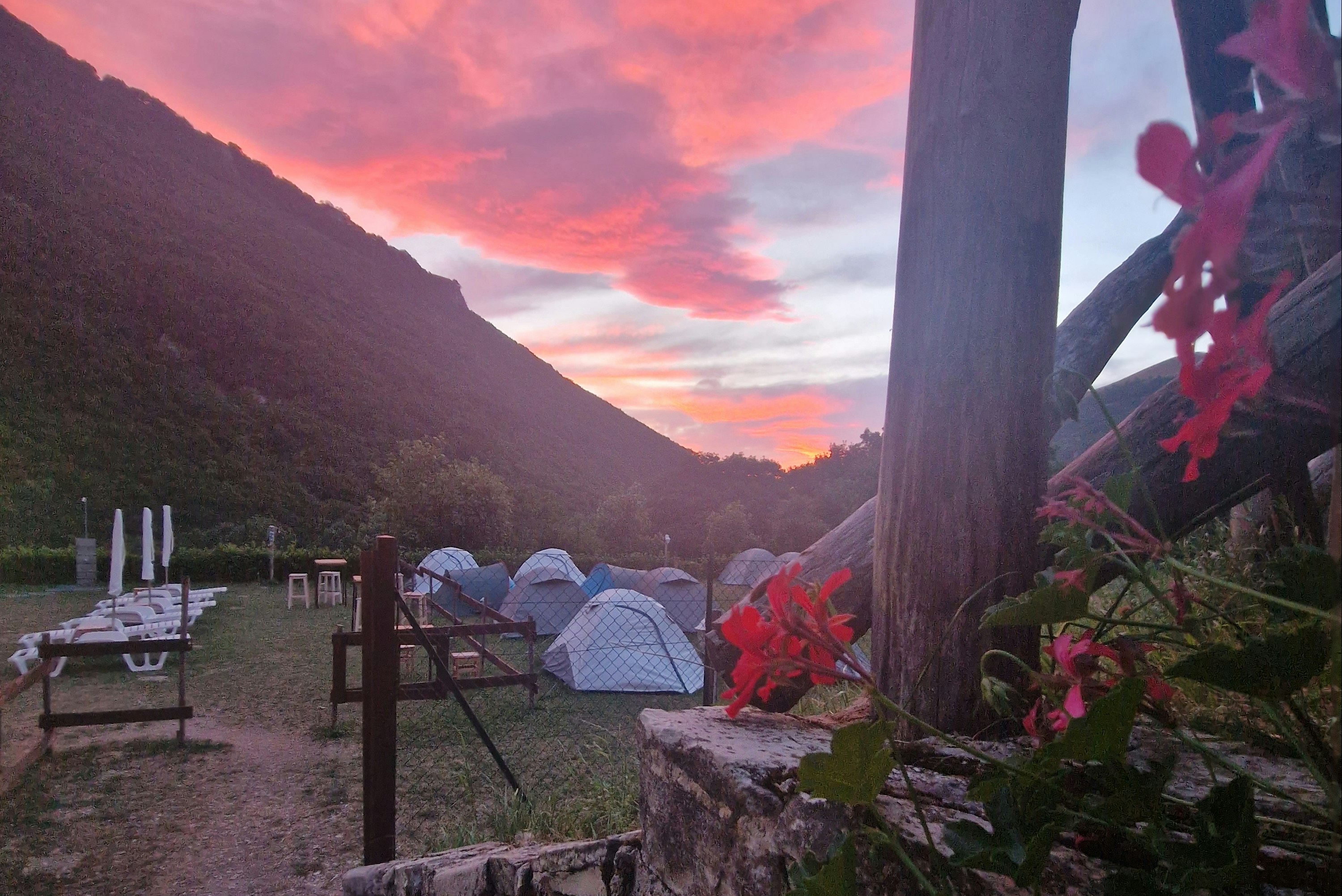 Base Camp 1070 - Blick auf die Zeltplatzwiese bei Sonnenuntergang