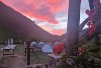 Base Camp 1070 - Blick auf die Zeltplatzwiese bei Sonnenuntergang