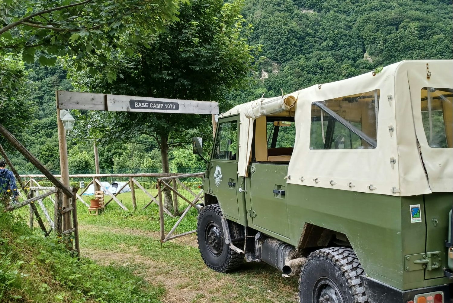 Base Camp 1070 - Eingang des Campingplatzes