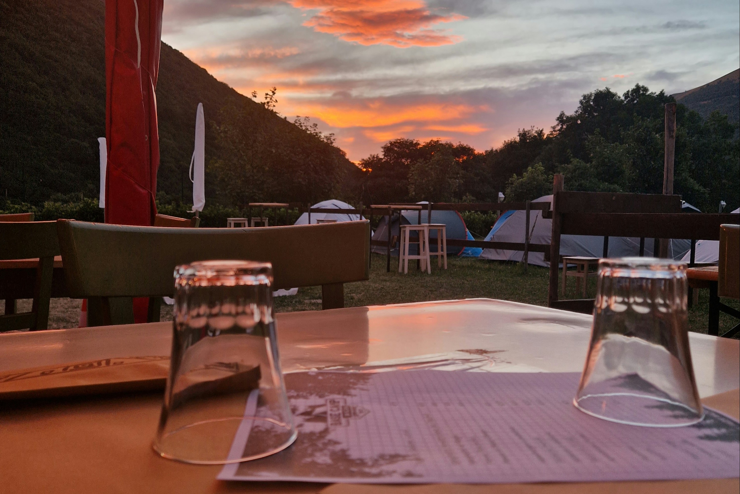 Base Camp 1070 - Terrasse des Restaurants bei Sonnenuntergang