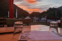 Base Camp 1070 - Terrasse des Restaurants bei Sonnenuntergang