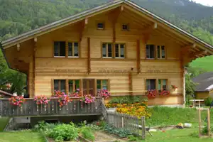 Bauernhof-Camping Wyler - Das Hauptgebäude des Campingplatzes mit Beeten davor