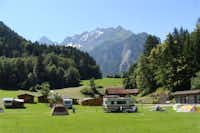 Bauernhof-Camping Wyler - Wohnwagen- und Zeltstellplatz mit den schweizer Alpen im Hintergrund