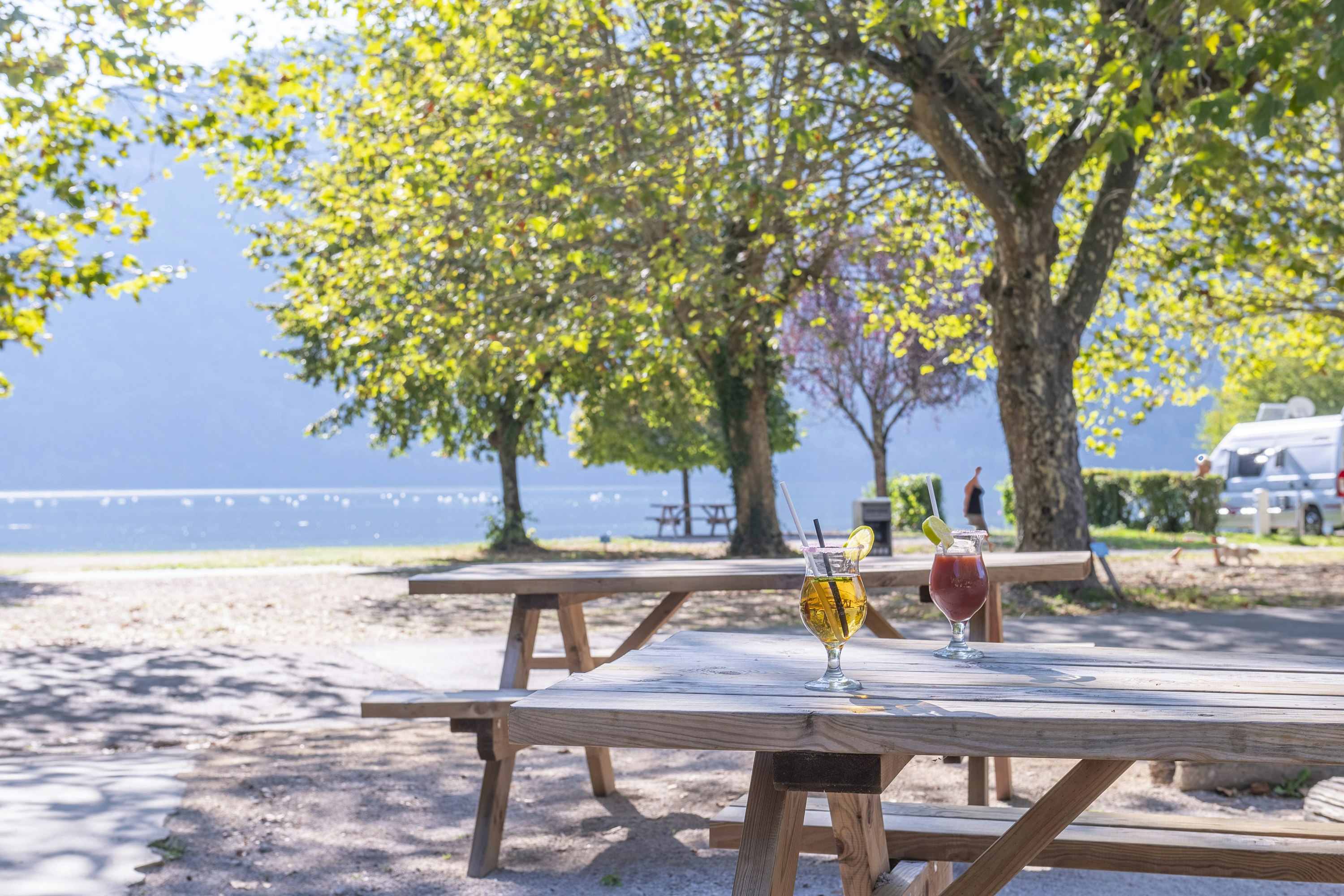 Bel-Air Village Sous le Moulin  Camping Bel Air Village Sous Le Moulin - Picknickbänke auf dem Campingplatz