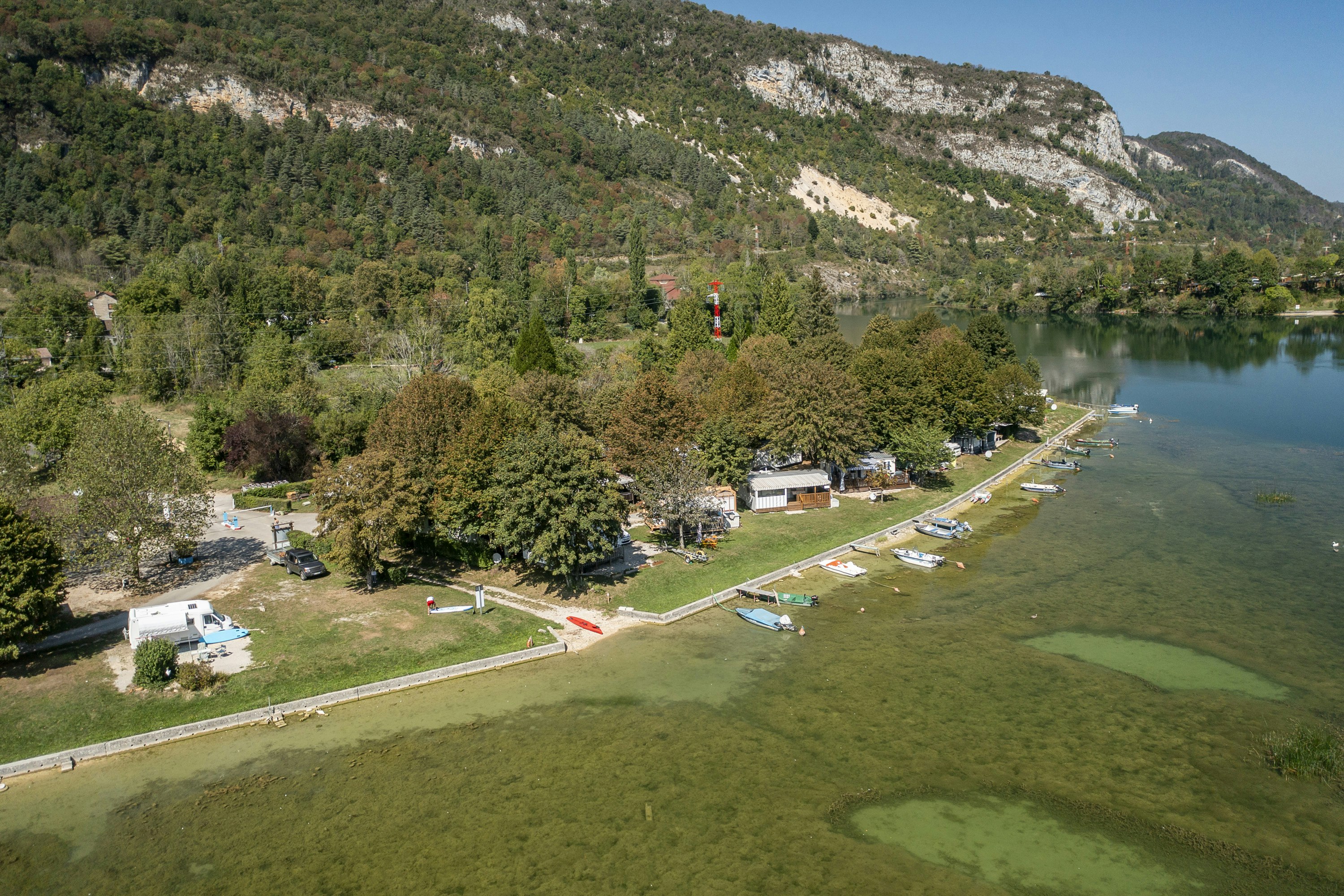 Camping Bel Air Village Sous Le Moulin  - Campingplatz am Wasser aus der Vogelperspektive
