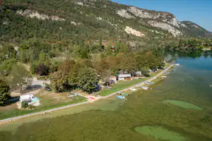 Camping Bel Air Village Sous Le Moulin - Campingplatz am Wasser aus der Vogelperspektive