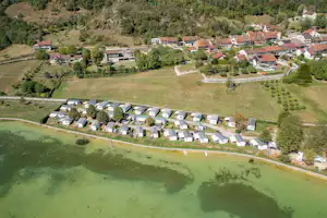 Camping Bel Air Village Sous Le Moulin - Luftaufnahme des Campingplatzes am Wasser
