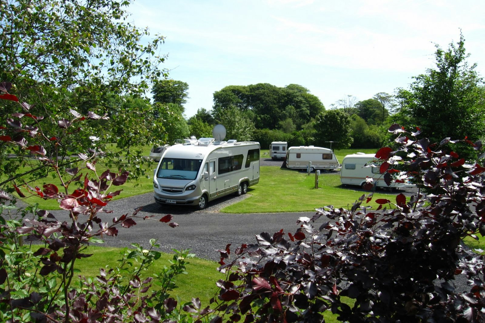Belleek Park Caravan & Camping - Blick ins Grüne auf die Stellplätze
