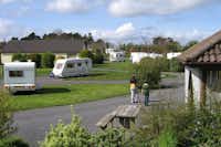 Belleek Park Caravan & Camping - Stellplatz mit Picknickbereich auf dem Campingplatz