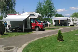 Bellevue Camping - Wohnwagenstellplätze im Grünen auf dem Campingplatz
