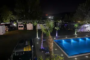 Berat Caravan Camping - Pool im Freien am Abend