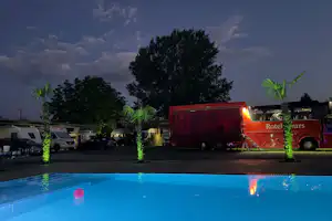 Berat Caravan Camping - Pool im Freien bei Nacht