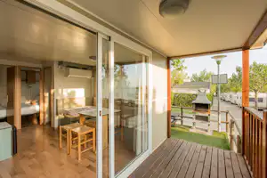 Berga Resort - Innenansicht des Mobilheims und Grillstelle auf dem Campingplatz