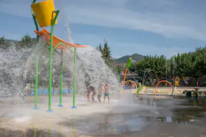 Berga Resort - Spielende Kinder auf dem Wasserspielplatz des Campingplatzes
