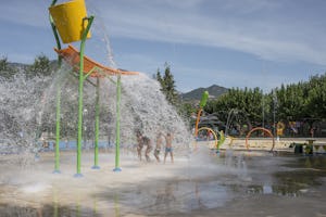 Berga Resort - Spielende Kinder auf dem Wasserspielplatz des Campingplatzes