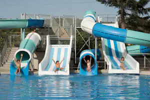 Berga Resort - Spielende Kinder auf der Wasserrutsche im Pool