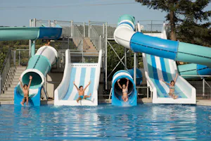 Berga Resort - Spielende Kinder auf der Wasserrutsche im Pool
