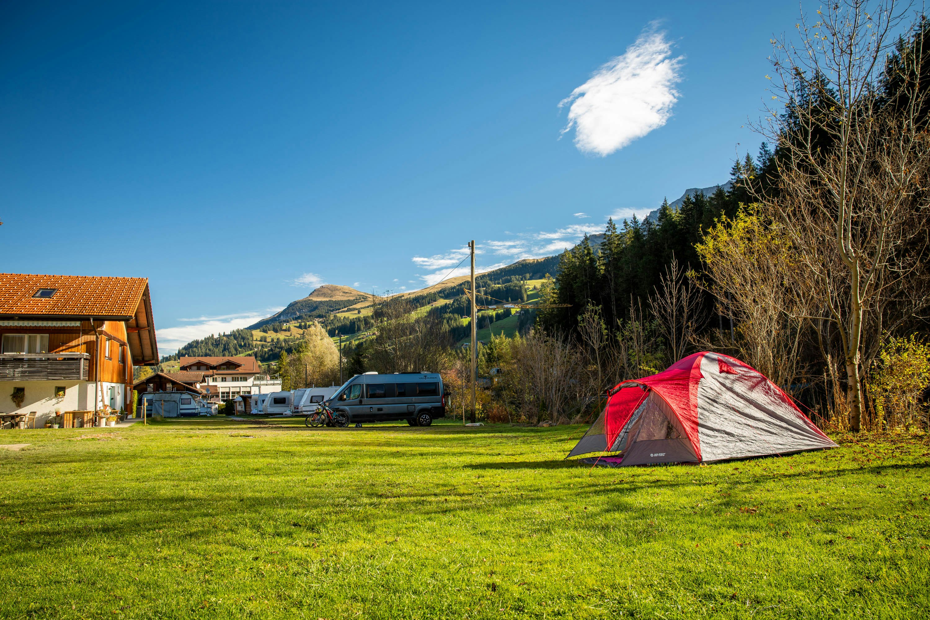 Camping Bergblick - Zelt- und Standplatzwiese auf dem Campingplatz