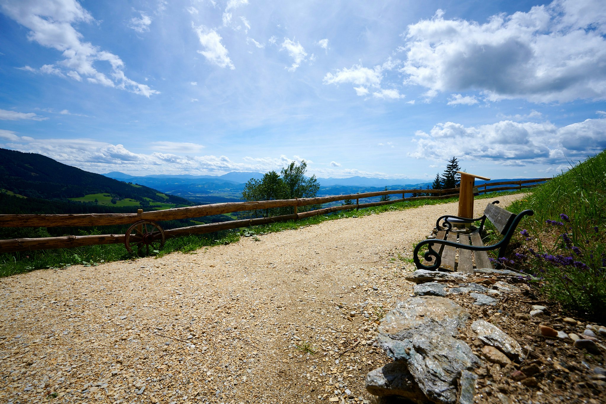 BergSpektive – Privat AlpinCamping - Bank mit malerischer Aussicht auf die Berge