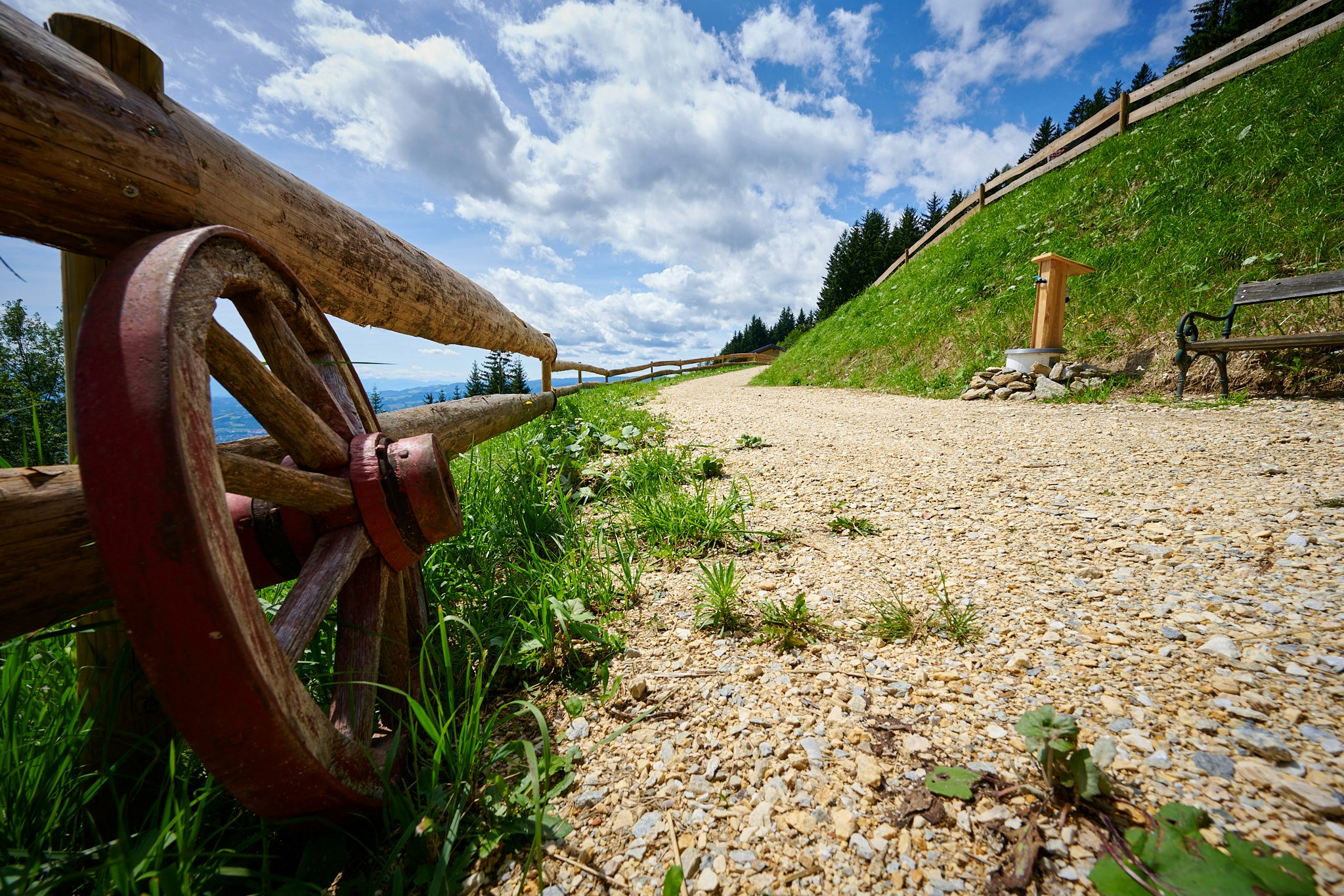 BergSpektive – Privat AlpinCamping - Wanderweg mit Aussicht auf die Berge