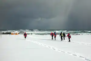 Berlevåg Camping - Wanderung am Strand in der Nähe vom Campingplatz im Winter