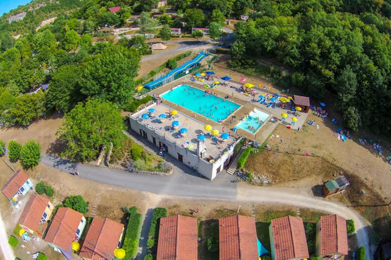 Beter-uit Vakantiepark  La Draille - Campingplatz aus der Vogelperspektive mit Blick auf den Pool 