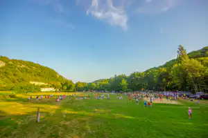 Beter-uit Vakantiepark La Draille - Grünfläche für Spiele und Beacvolley-Feld