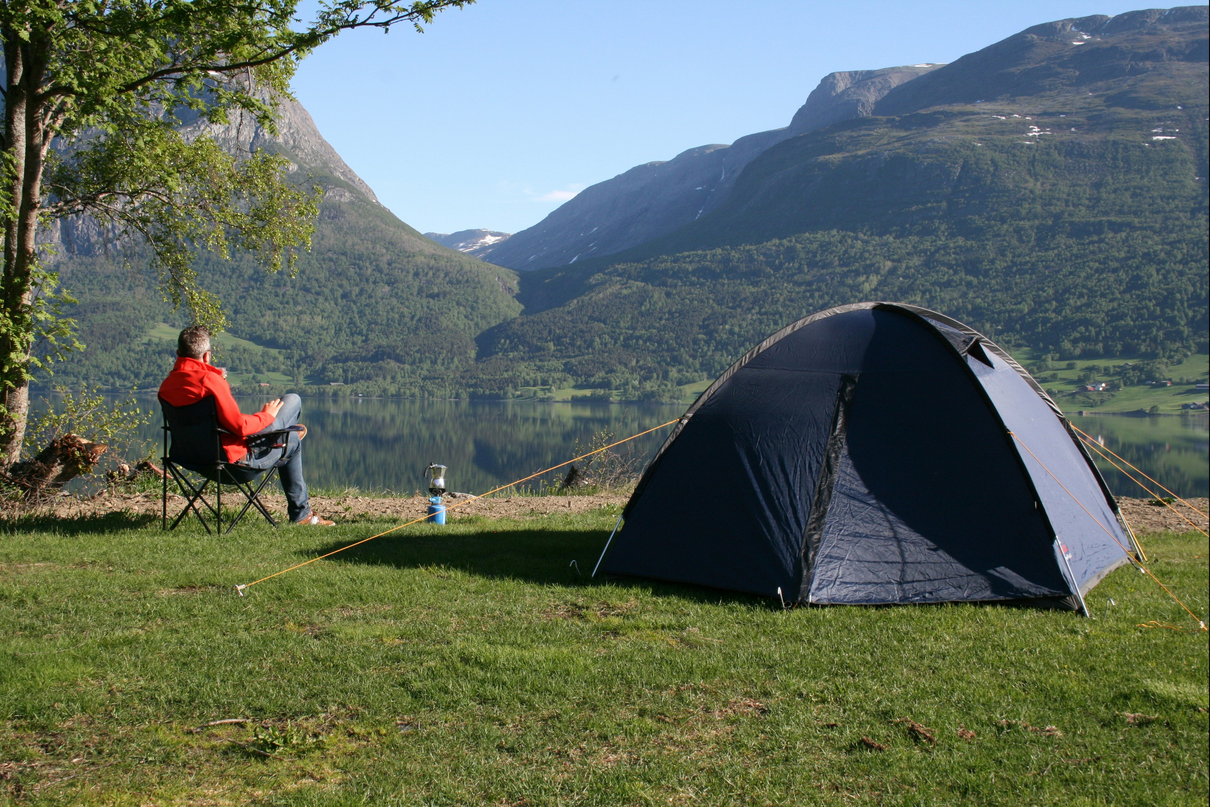 Bøflaten Camping - Camper entspannt auf seinem Zeltplatz am Wasser