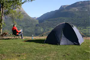 Bøflaten Camping - Camper entspannt auf seinem Zeltplatz am Wasser
